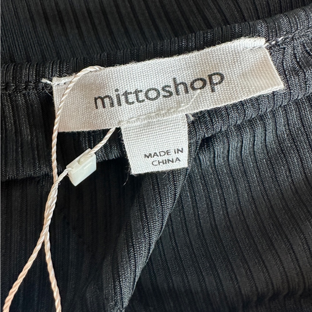 NWT black ribbed cami. Lace detail. Size large - Picture 3 of 4